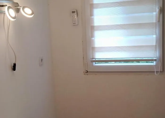 Private 4 Person House Private Garden Free Parking,3 Min Drive To Bascarsija, Old Town سراييفو