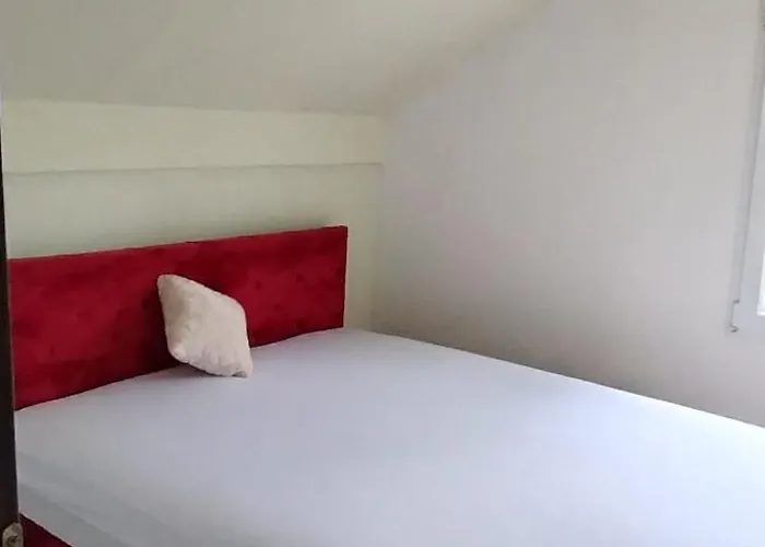 Private 4 Person House Private Garden Free Parking,3 Min Drive To Bascarsija, Old Town