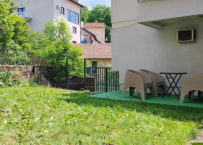 Private 4 Person House Private Garden Free Parking,3 Min Drive To Bascarsija, Old Town سراييفو